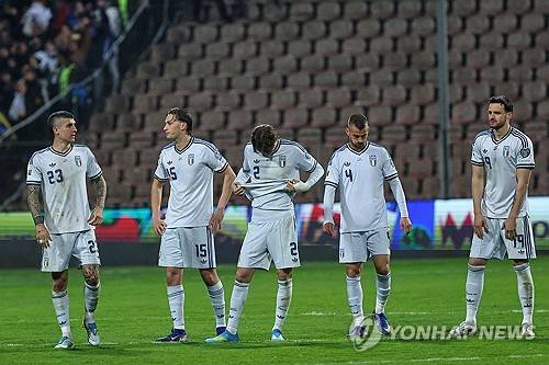 '이게 팀이야?' 노트북 박살→유니폼+계란 집어 던졌다…이탈리아 '3연속' 월드컵 탈락에 민심 '폭발'