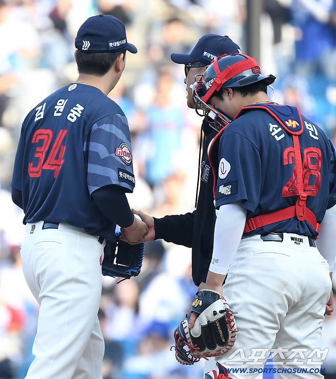 박정민 150㎞ → 최준용 151㎞ → 정철원 김원중 145㎞ → 8회 9회가 더 느린 롯데의 고민. '교통사고' 김원중 반등은 언제쯤