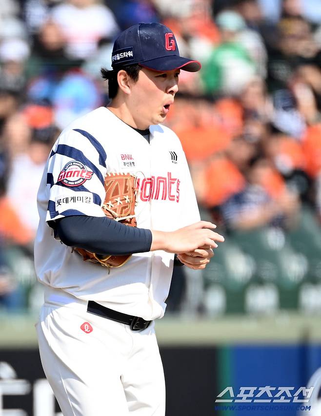 박정민 150㎞ → 최준용 151㎞ → 정철원 김원중 145㎞ → 8회 9회가 더 느린 롯데의 고민. '교통사고' 김원중 반등은 언제쯤