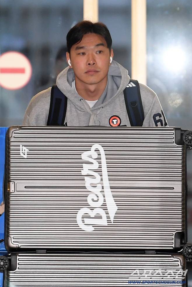 38억이나 투자했는데, 2G 던지고 2군행이라니...두산 비상, FA 투수 팔꿈치 문제 이탈 [대구 현장]