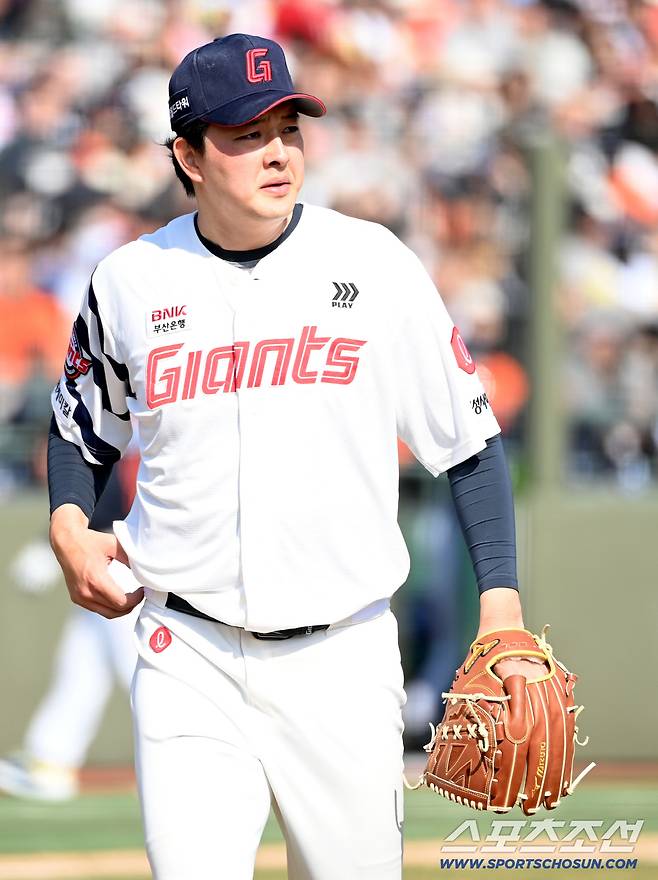 김태형 감독 결단! '교통사고' 김원중 마무리 반납 →