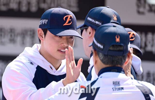 '와' 한화 5G 만에 라인업 전격 변경, 거포 포수 유망주 카드 꺼냈다…어떻게 문동주 파트너 낙점됐나