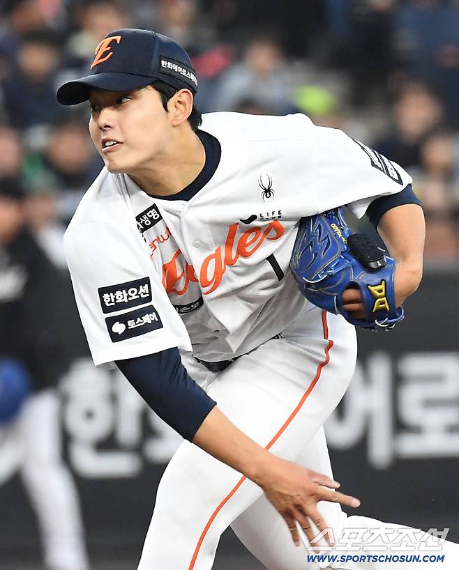 155㎞ 광속구 여전한데…'어깨 부상 → WBC 불참 → 빌드업 부족' 돌아온 문동주마저 '삐끗', 갈길 먼 한화 [대전리포트]