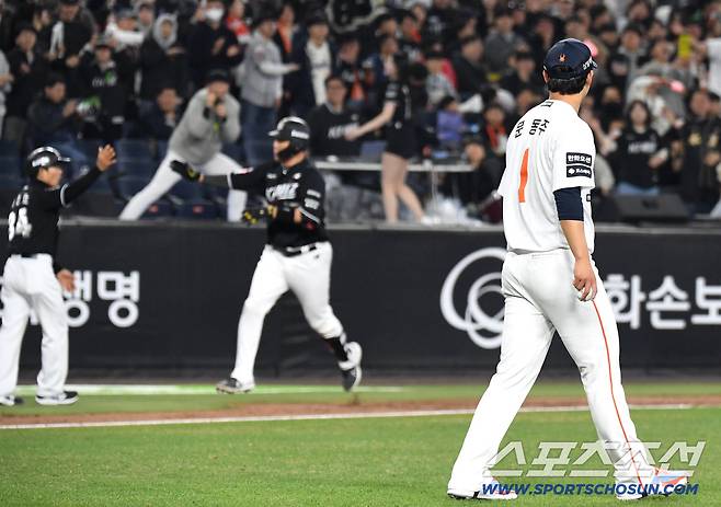 155㎞ 광속구 여전한데…'어깨 부상 → WBC 불참 → 빌드업 부족' 돌아온 문동주마저 '삐끗', 갈길 먼 한화 [대전리포트]