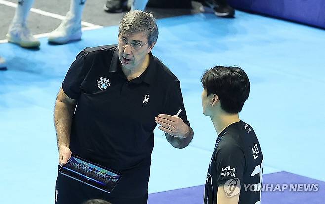 블랑 감독, 대한항공 외인 교체에 일침