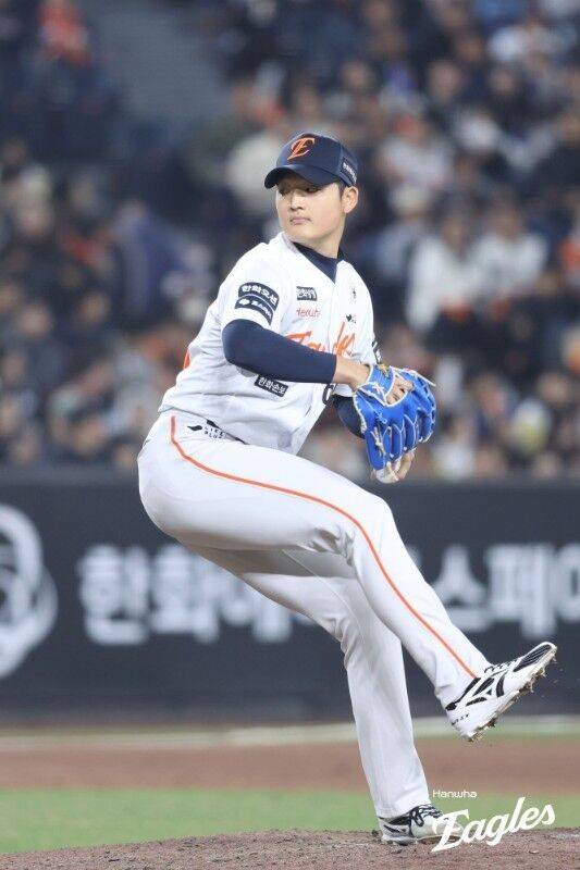 'KKKKK' 한화 2라운드 신인 72구 투혼, 문동주보다 많이 던졌다…강백호더비 싹쓸이패에도 한화 팬들 왜 강건우를 외쳤나 [MD대전]