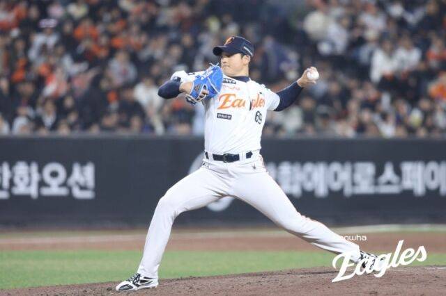 'KKKKK' 한화 2라운드 신인 72구 투혼, 문동주보다 많이 던졌다…강백호더비 싹쓸이패에도 한화 팬들 왜 강건우를 외쳤나 [MD대전]