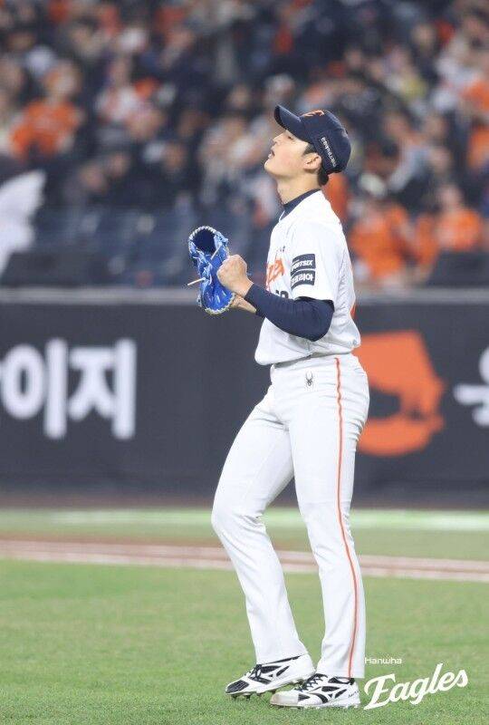 'KKKKK' 한화 2라운드 신인 72구 투혼, 문동주보다 많이 던졌다…강백호더비 싹쓸이패에도 한화 팬들 왜 강건우를 외쳤나 [MD대전]