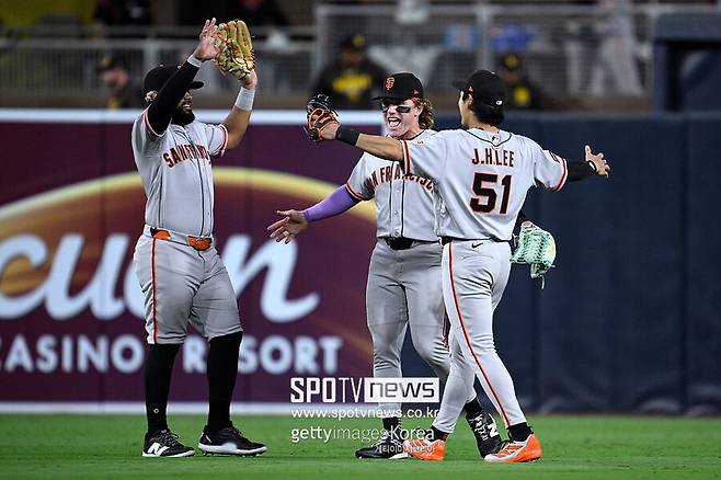 '1루수 실책인데' SF 감독 대뜸 이정후 저격…실책 연발→선수들끼리 말다툼까지