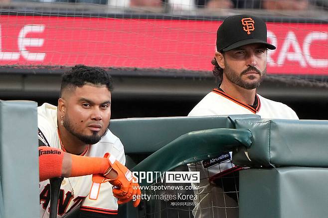 '1루수 실책인데' SF 감독 대뜸 이정후 저격…실책 연발→선수들끼리 말다툼까지