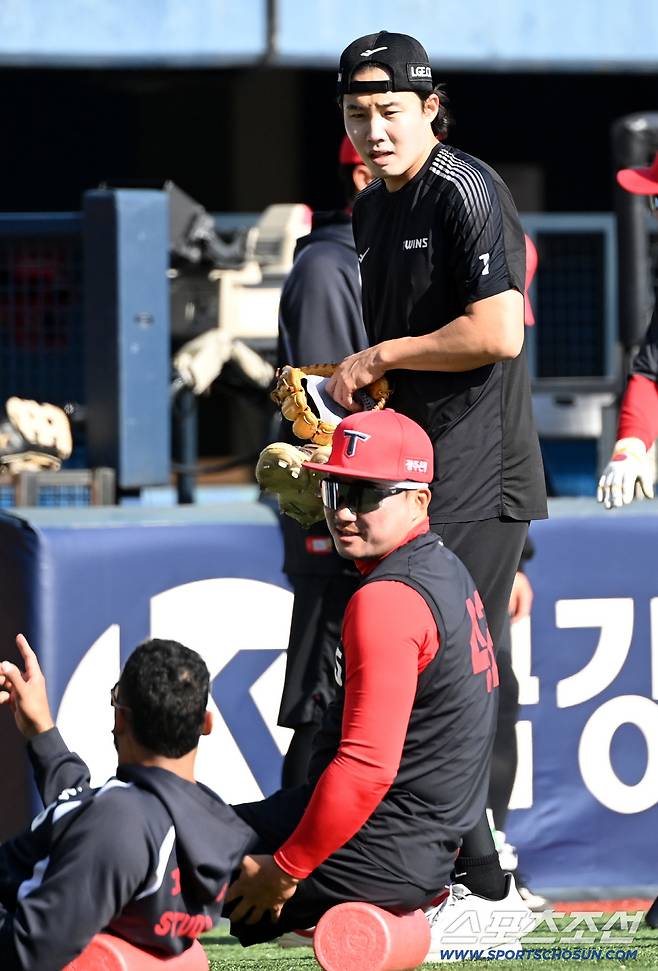 적도 웃긴다…LG 임찬규, 워밍업 중인 KIA 카스트로에 '스마일 폭탄' [잠실 현장]