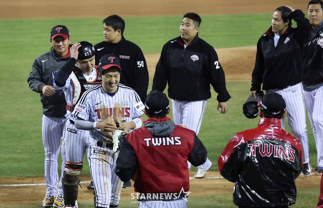 '타율 6푼7리' 베테랑도, '볼넷-볼넷' 불안한 마무리도 사령탑은 격려... '개막 3연패' 아찔 스타트에도 선수부터 챙겼다