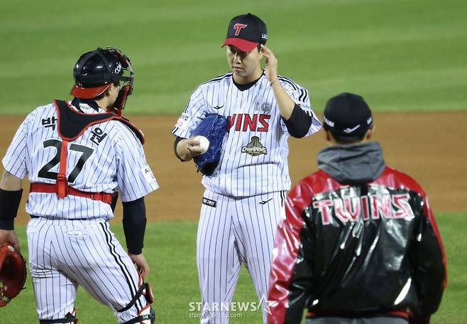 '타율 6푼7리' 베테랑도, '볼넷-볼넷' 불안한 마무리도 사령탑은 격려... '개막 3연패' 아찔 스타트에도 선수부터 챙겼다