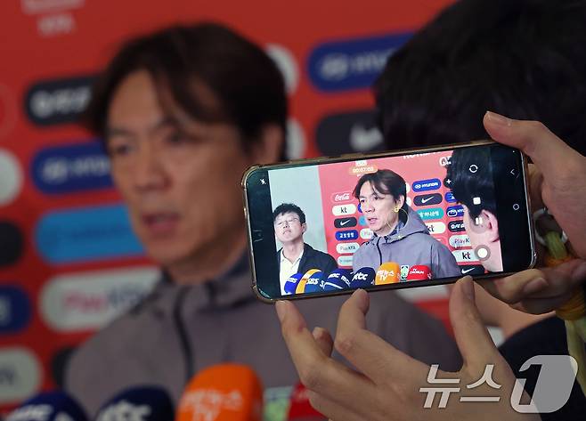 홍명보 '스리백 고집'에 축구해설위원들, 한목소리로 거센 '일침'