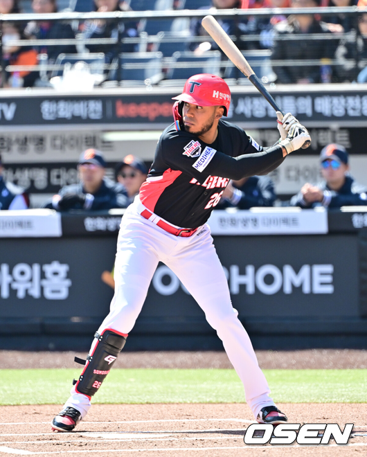 11타수 7안타→10타수 무안타, 펄펄 날던 카스트로에 무슨 일이? 이범호