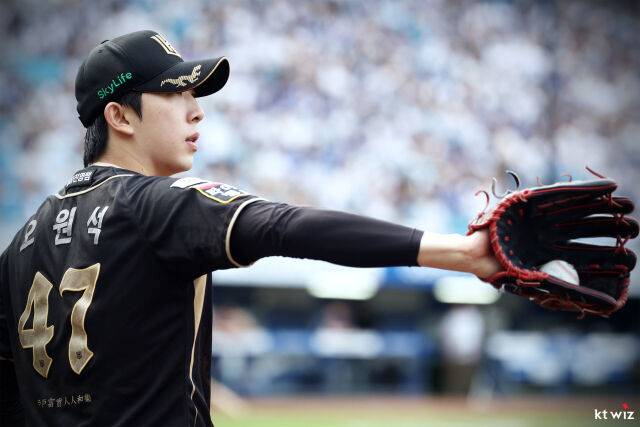 '아뿔싸' 엄상백에 헤드샷 맞은 허경민, 결국 1군 말소→MRI 검사 받는다…'최강야구 신화' 3루수 출전 [MD수원]