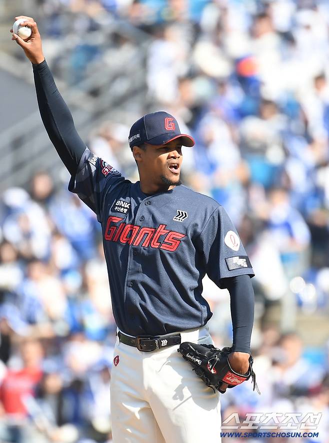 신기루처럼 사라진 '폰세급' 망상 → 롯데 로드리게스, 안 무서운 153㎞. 4이닝 9피안타 5볼넷 8실점 붕괴 [부산 현장]