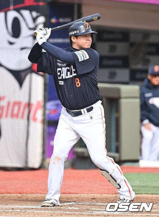 ‘초대형 장기 계약’ 노시환 드디어 터졌다! 6G만에 첫 장타 폭발…잠실 담장 직격 2루타 쏘아 올리다 [오!쎈 잠실]