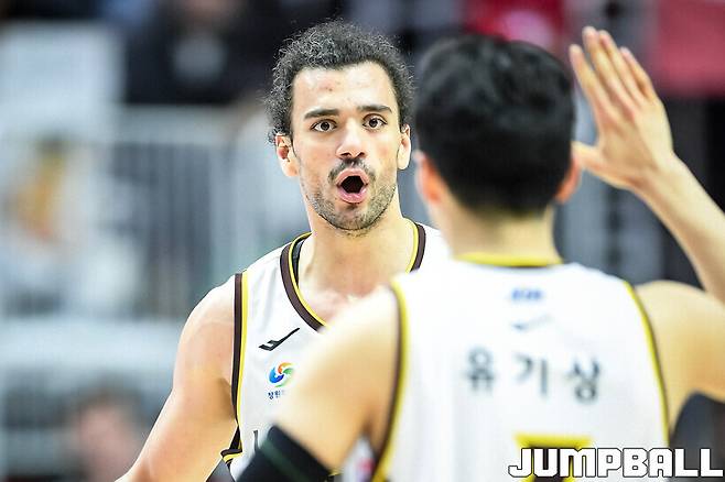 ‘공수 모두 완벽’ LG, 12년 만에 통산 2번째 정규리그 우승