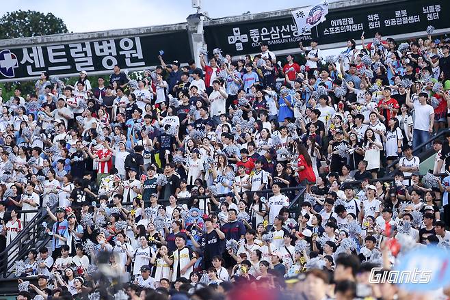 3연패? 롯데 팬심 신경도 안 쓴다→경기 시작 8분 만에 2만3200석 완판…지난해 '150만 관중' 최다 기록 1년 만에 깨나 [부산 현장]