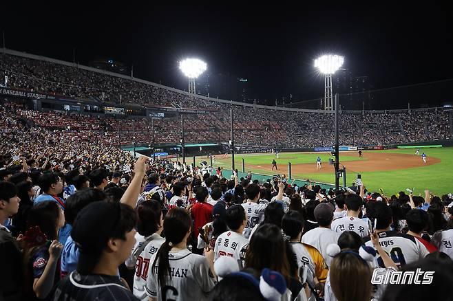 3연패? 롯데 팬심 신경도 안 쓴다→경기 시작 8분 만에 2만3200석 완판…지난해 '150만 관중' 최다 기록 1년 만에 깨나 [부산 현장]
