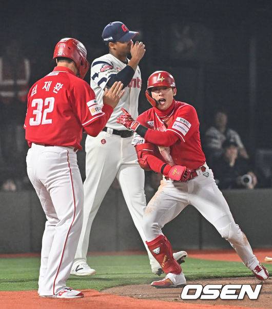 '2만3200명 매진 사직 홈 개막전 망친 메가 랜더스포’…SSG 17-2 대파, 롯데 4연패 추락 [부산 리뷰]