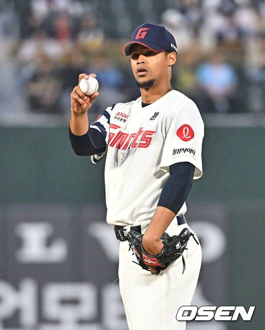 분명 폰세급이라고 했는데... 삼고초려 1선발, 홈 개막전 8실점이라니, ’저주의 시작’ 벨라스케즈 왜 떠오를까