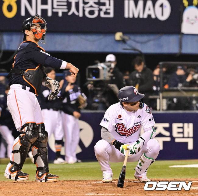 ‘KIA→두산’ 80억 유격수, 왜 방망이 집어던졌나…병살타→병살타→타율 1할대 추락, 잠실 홈팬들 탄식하다