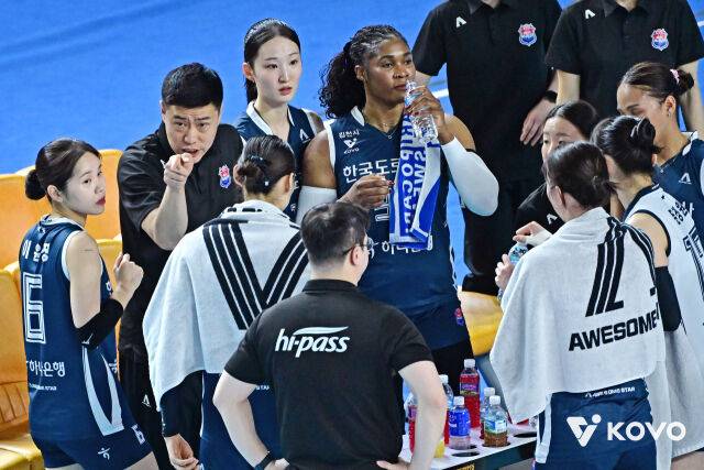 '감독 사실상 경질' 1위팀 이렇게 허무하게 끝나나, '패승승패패' 감독대행 할 말 잃었다