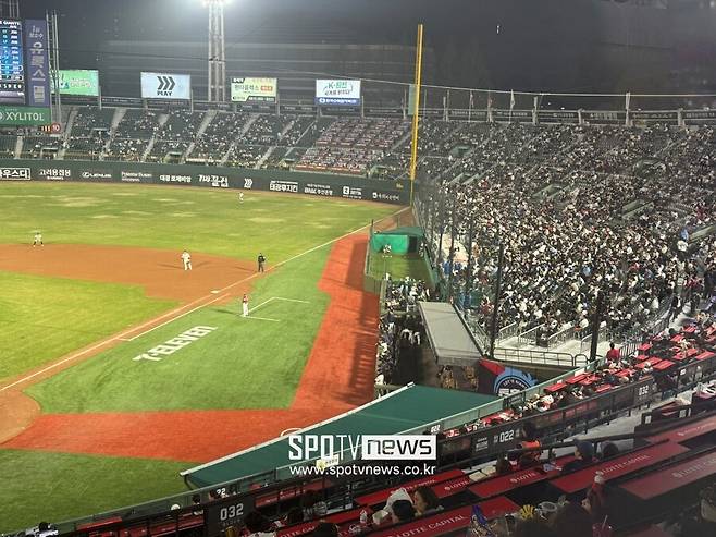 롯데 팬들이라고 하염없이 기다리지 않는다…경기 막판 텅텅 빈 사직구장, 팬심은 냉정하다