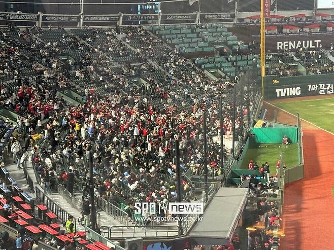 롯데 팬들이라고 하염없이 기다리지 않는다…경기 막판 텅텅 빈 사직구장, 팬심은 냉정하다