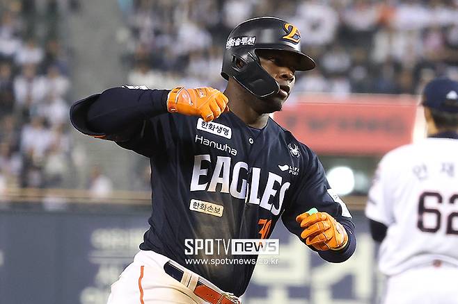 '日 구단과 경쟁서 승리' 한화 4할6푼 괴물타자 다시 안 데려왔으면 어쩔뻔했나