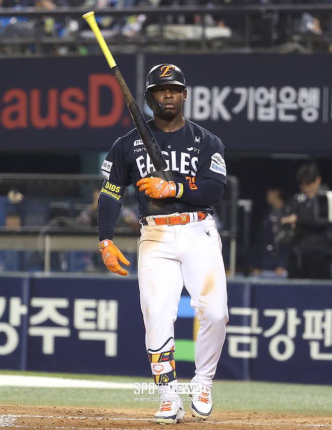 '日 구단과 경쟁서 승리' 한화 4할6푼 괴물타자 다시 안 데려왔으면 어쩔뻔했나