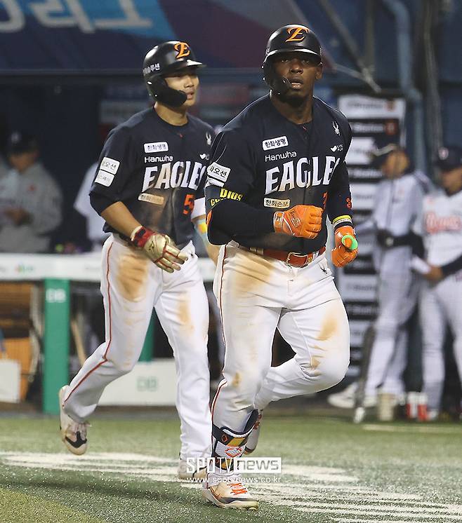 '日 구단과 경쟁서 승리' 한화 4할6푼 괴물타자 다시 안 데려왔으면 어쩔뻔했나