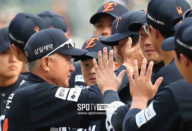 뺨 어루만지며 격려한 김경문 감독, '307억 타자' 침묵 깼다