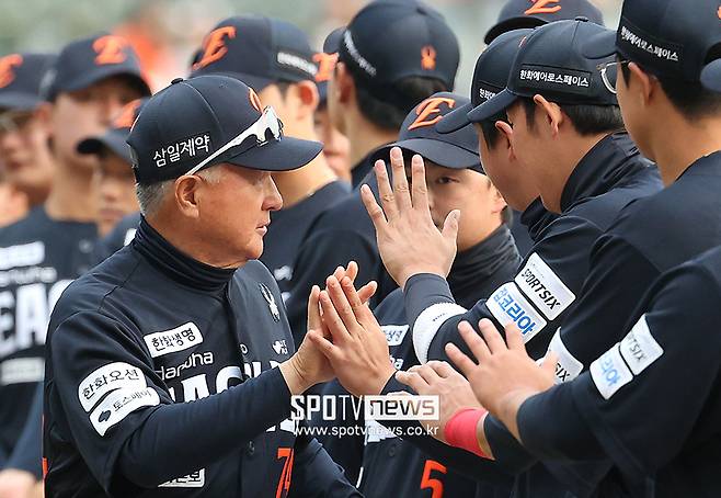 뺨 어루만지며 격려한 김경문 감독, '307억 타자' 침묵 깼다