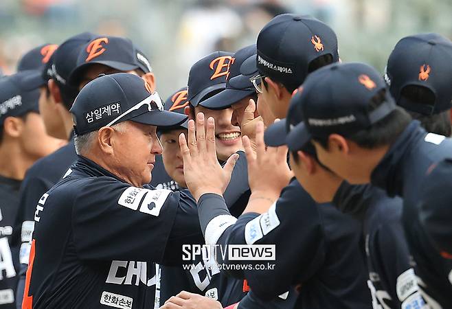 뺨 어루만지며 격려한 김경문 감독, '307억 타자' 침묵 깼다