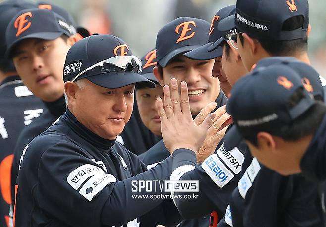 뺨 어루만지며 격려한 김경문 감독, '307억 타자' 침묵 깼다