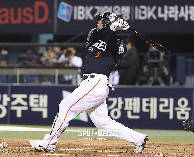 뺨 어루만지며 격려한 김경문 감독, '307억 타자' 침묵 깼다