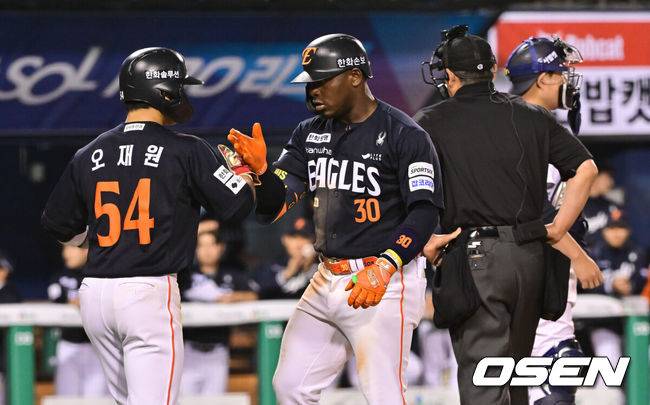 “한화 2위 해서 슬펐다” 분노의 스윙인가, 21시간30분 걸려 한국행→타율 1위 됐다 “홈런보다 승리가 더 기뻐”