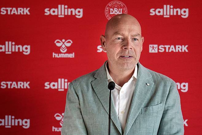 “스스로 물러날 생각은 없습니다” 북중미 월드컵서 홍명보 감독과 맞붙을 뻔했던 덴마크 사령탑, 본선 진출 실패에도 ‘잔류 의지’ 확고