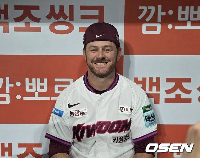 ‘안타-2루타-2루타-안타’ 타율 .444...최저 연봉 외인인데, 타율 2위 대박 터지나