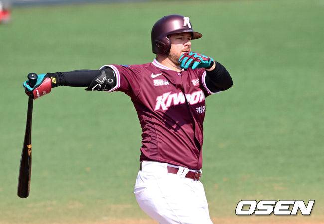 ‘안타-2루타-2루타-안타’ 타율 .444...최저 연봉 외인인데, 타율 2위 대박 터지나