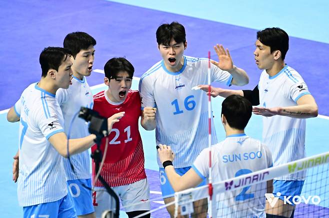 대한항공, 현대캐피탈 3-2 꺾고 챔프전 2연승…통합우승 코앞 [쿠키 현장]