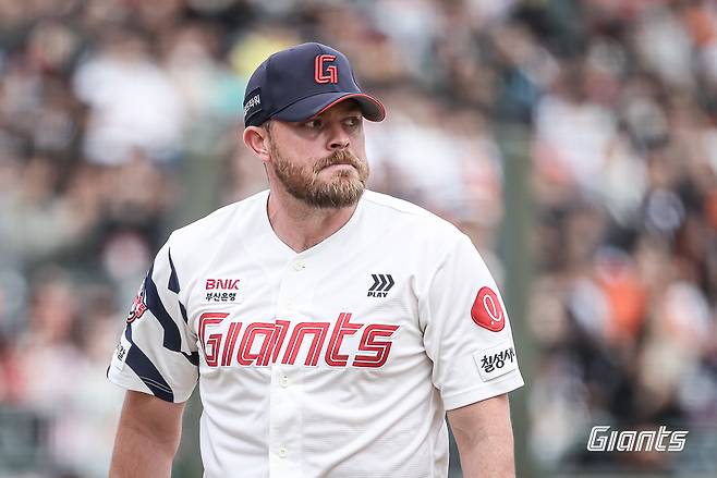 '사직구장 1회부터 무슨 일?' 수비 안 도와준 비슬리 4실점→'볼넷 3개 깔고 시작' 김건우 3실점…순식간에 한 점 차 접전 [부산 라이브]