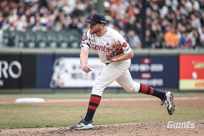 '사직구장 1회부터 무슨 일?' 수비 안 도와준 비슬리 4실점→'볼넷 3개 깔고 시작' 김건우 3실점…순식간에 한 점 차 접전 [부산 라이브]