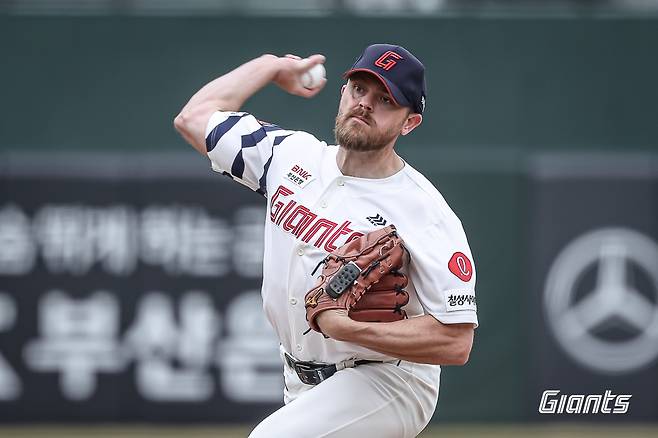 '사직구장 1회부터 무슨 일?' 수비 안 도와준 비슬리 4실점→'볼넷 3개 깔고 시작' 김건우 3실점…순식간에 한 점 차 접전 [부산 라이브]