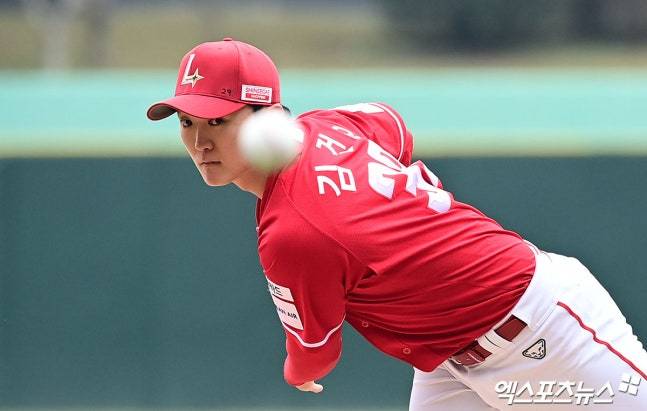 '사직구장 1회부터 무슨 일?' 수비 안 도와준 비슬리 4실점→'볼넷 3개 깔고 시작' 김건우 3실점…순식간에 한 점 차 접전 [부산 라이브]