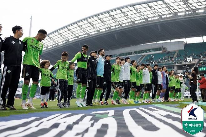 '이승우 94분 환상 드리블 슈퍼골 폭발!' 전북, 100번째 '현대가 더비'서 울산에 2-0 완승…3연승+2위 도약 [K1 리뷰]