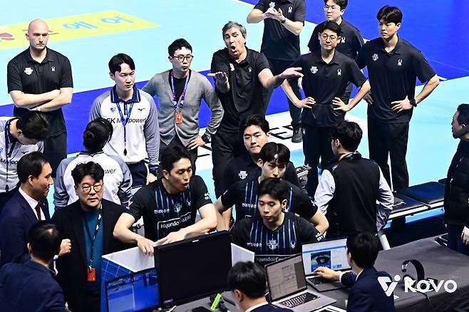 레오 서브 나갔나 안 나갔나…승부처에서 현대캐피탈 울린 로컬 룰